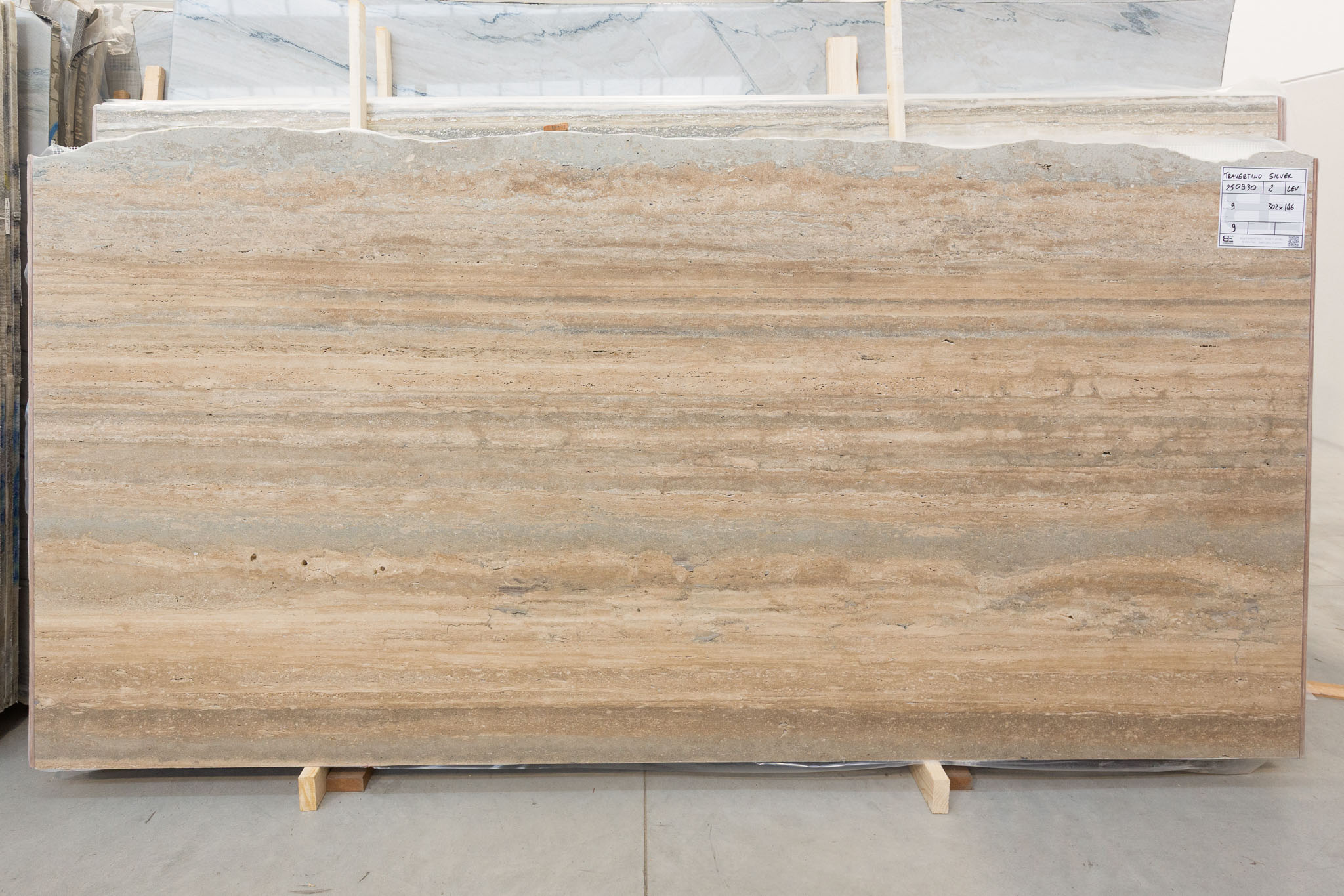 Silver travertine (250930)